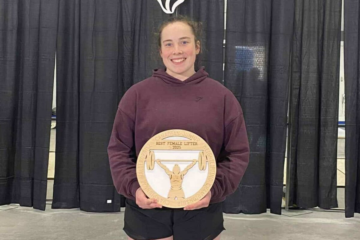 Charlotte Simoneau a remporté le titre de meilleure leveuse toutes catégories confondues à sa dernière participation au championnat canadien junior à Saskatoon. Photo tirée de Facebook