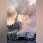 Une trentaine de pompiers ont combattu les flammes pendant plus de 6 heures. Photo Adam Bolestridge | Le Courrier ©