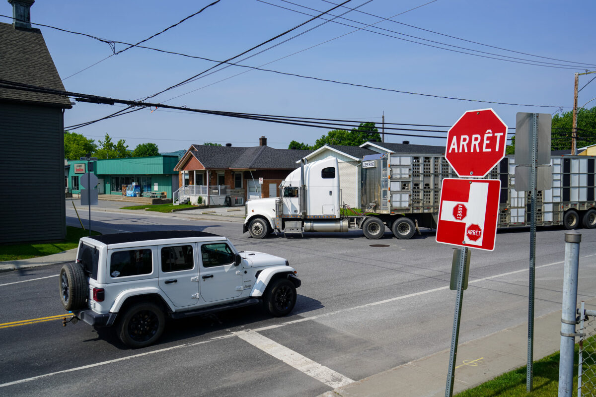 Des citoyens de Sainte-Madeleine réclament notamment l’abaissement de la limite de vitesse à 40 km/h dans le noyau villageois. Photo François Larivière | Le Courrier ©