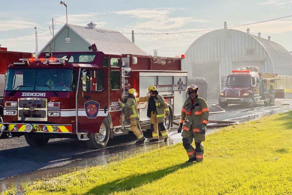 Le pire a été évité lors de l’incendie du producteur de tomates Excel-Serres à Saint-Damase, le 30 juin en soirée. Photo Martin Bourassa | Le Courrier ©