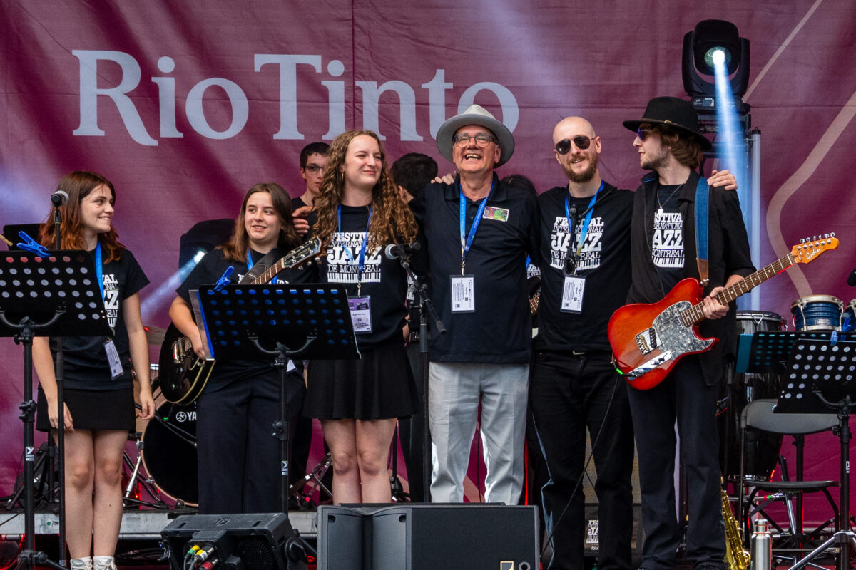 L’enseignant de musique Bruno Laplante (au centre) a foulé les planches pour une toute dernière fois avec le Jazz Band de la polyvalente Hyacinthe-Delorme lors du Festival international de jazz de Montréal avant son départ à la retraite. Photo Ronny Theriault