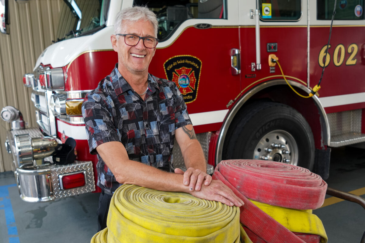 Après 41 ans de services pour le Service de sécurité incendie de Saint-Hyacinthe, le pompier Pierre Jolin a réalisé son dernier quart de travail à la caserne de la rue Dessaulles le 26 juin. Il y est retourné avec LE COURRIER pour souligner la fin de ce chapitre. Photo François Larivière | Le Courrier ©
