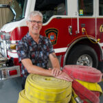 Après 41 ans de services pour le Service de sécurité incendie de Saint-Hyacinthe, le pompier Pierre Jolin a réalisé son dernier quart de travail à la caserne de la rue Dessaulles le 26 juin. Il y est retourné avec LE COURRIER pour souligner la fin de ce chapitre. Photo François Larivière | Le Courrier ©