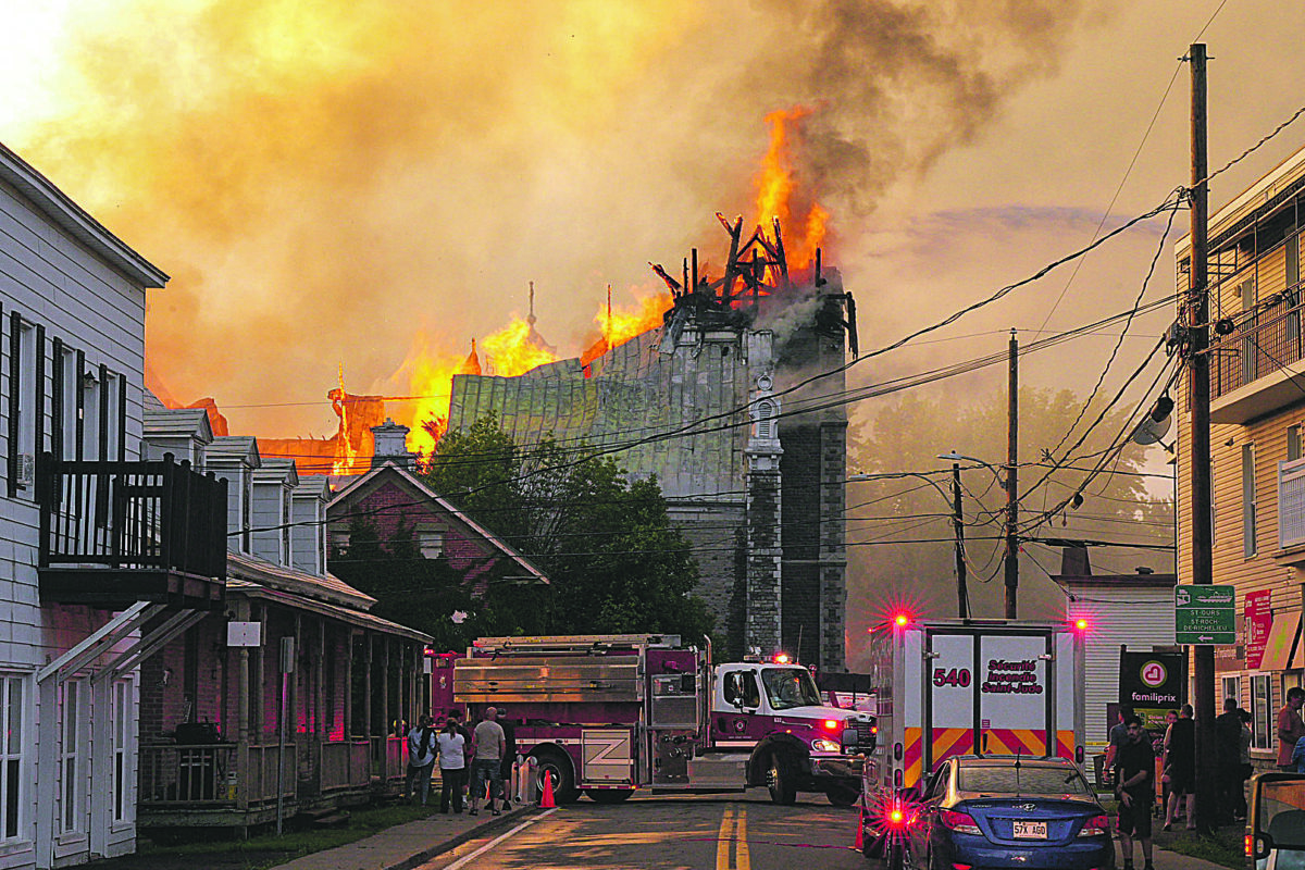 Située au cœur du village de Saint-Ours, l’église de l’Immaculée-Conception a été foudroyée. Environ 70 pompiers des municipalités environnantes ont participé aux manœuvres afin d’empêcher la propagation aux résidences situées à proximité. Photo Adam Bolestridge | Le Courrier ©