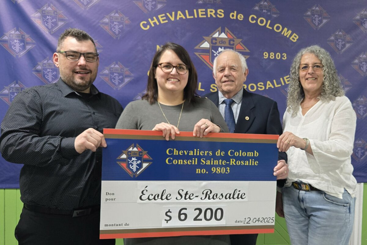 Pierre-Luc Chaput, président du conseil d’établissement de l’école Sainte-Rosalie, Geneviève Breton, enseignante au préscolaire à l’école Sainte-Rosalie, Fr. André Desautels, Grand Chevalier Conseil 9803, et Anne Jourdain, responsable du service de garde de l’école Sainte-Rosalie, lors de la remise du chèque de 6200 $. Photo gracieuseté