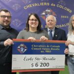 Pierre-Luc Chaput, président du conseil d’établissement de l’école Sainte-Rosalie, Geneviève Breton, enseignante au préscolaire à l’école Sainte-Rosalie, Fr. André Desautels, Grand Chevalier Conseil 9803, et Anne Jourdain, responsable du service de garde de l’école Sainte-Rosalie, lors de la remise du chèque de 6200 $. Photo gracieuseté