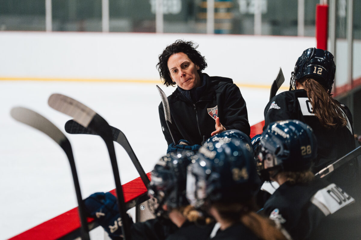 La Valoise Noémie Marin a fait son chemin jusque derrière le banc de la Victoire de Montréal. Photo Arianne Bergeron – LPHF
