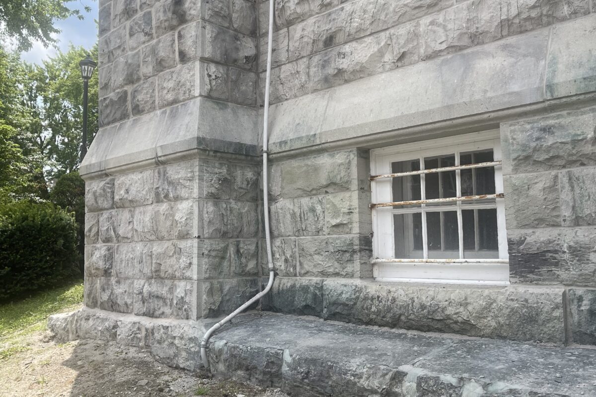 Plusieurs paratonnerres sont visibles tout au haut de la structure de la cathédrale de Saint-Hyacinthe. La mise à la terre est même protégée de façon à éviter tout acte de vandalisme. Photo | Le Courrier ©