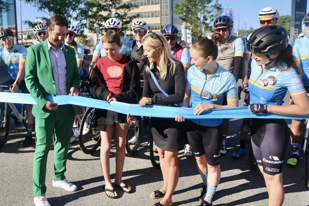 Plus d’une centaine de cyclistes ont pris le départ à Saint-Hyacinthe pour se rendre à Boucherville, le 4 juillet, dans le cadre de la 29e édition du Tour CIBC Charles-Bruneau. Photo Robert Gosselin | Le Courrier ©
