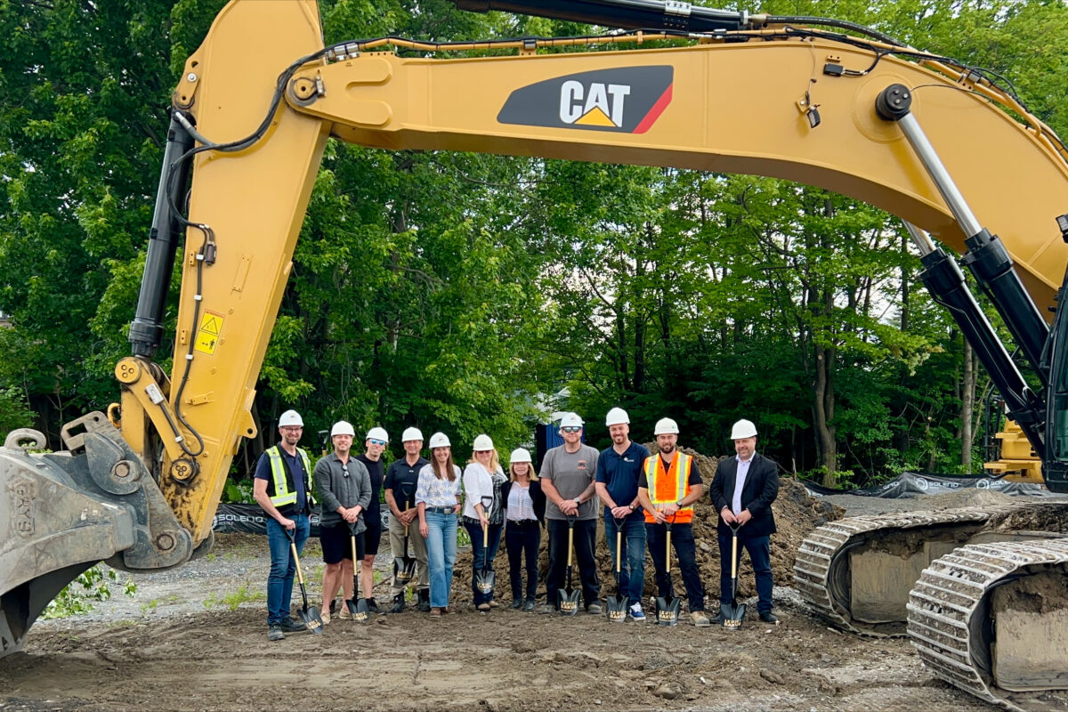 Les promoteurs ont effectué une autre pelletée de terre officielle pour lancer les travaux de construction. Photo gracieuseté