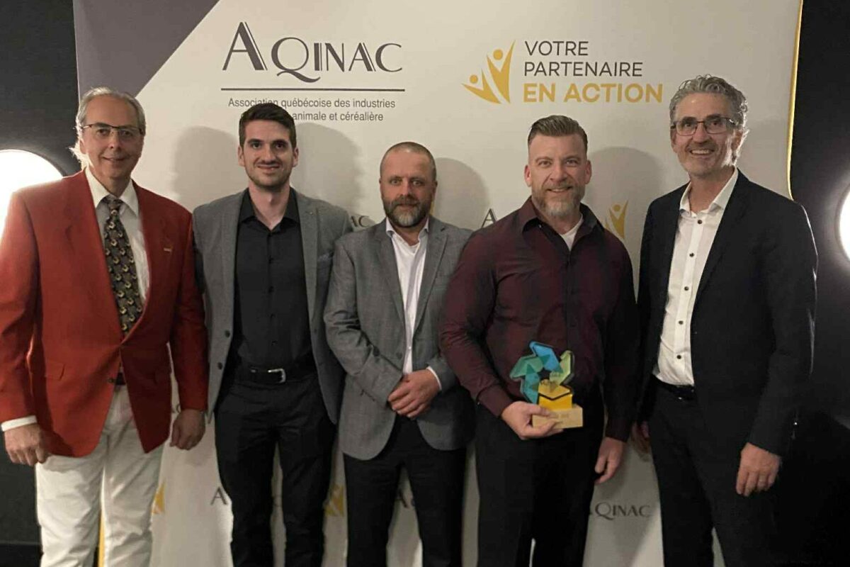 Renald Mercier, agronome et président de l’AQINAC, Isaac Le Moine, coordonnateur aux opérations chez Prorec, Dominic Duchesne, directeur de l’approvisionnement chez Prorec, Yannick Morel, vice-président aux opérations chez Prorec, Stéphane Le Moine, président-directeur général de Prorec, et Simon Baillargeon agronome et 2e vice-président de l’AQINAC. Photo gracieuseté
