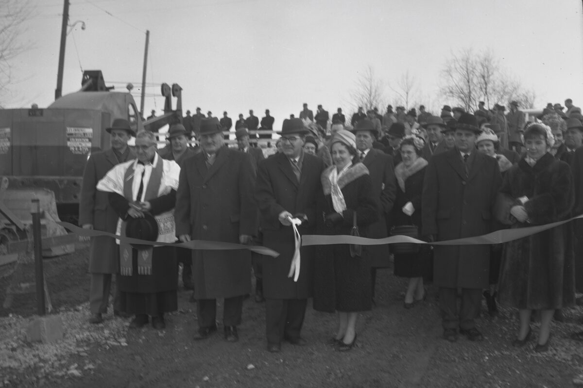 Georges Messier, maire de Saint-Joseph, effectue la première pelletée de terre pour la construction de l’usine de traitement des eaux, en 1960. Photo Centre d’histoire de Saint-Hyacinthe, Fonds CH548 Raymond Bélanger, photographe