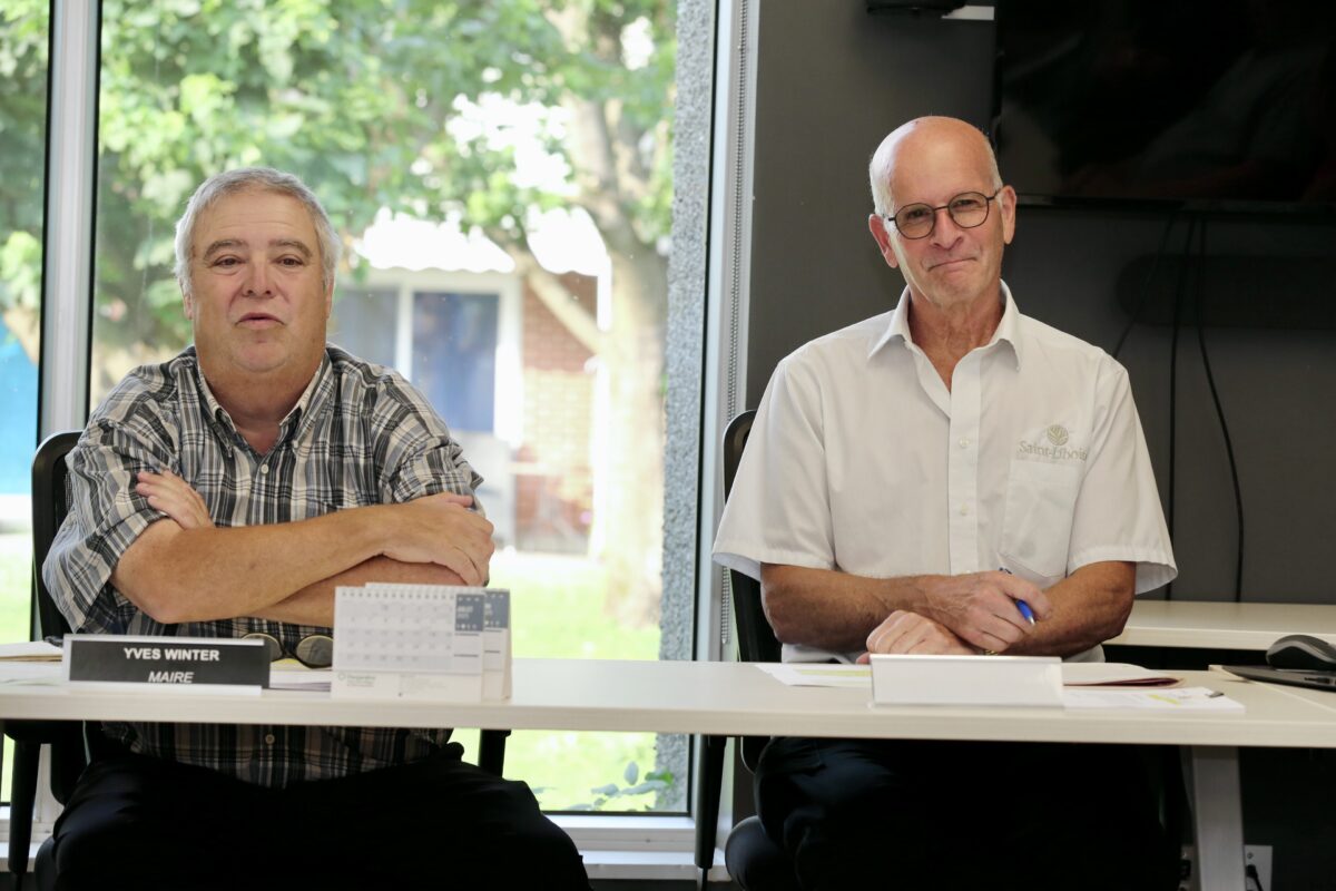 Le maire de Saint-Liboire, Yves Winter, en compagnie du directeur général par intérim, Sylvain Laplante, lors de l’annonce de la destitution de l’ancien directeur général, en séance extraordinaire du conseil municipal, le 14 juillet. Photo Robert Gosselin | Le Courrier ©