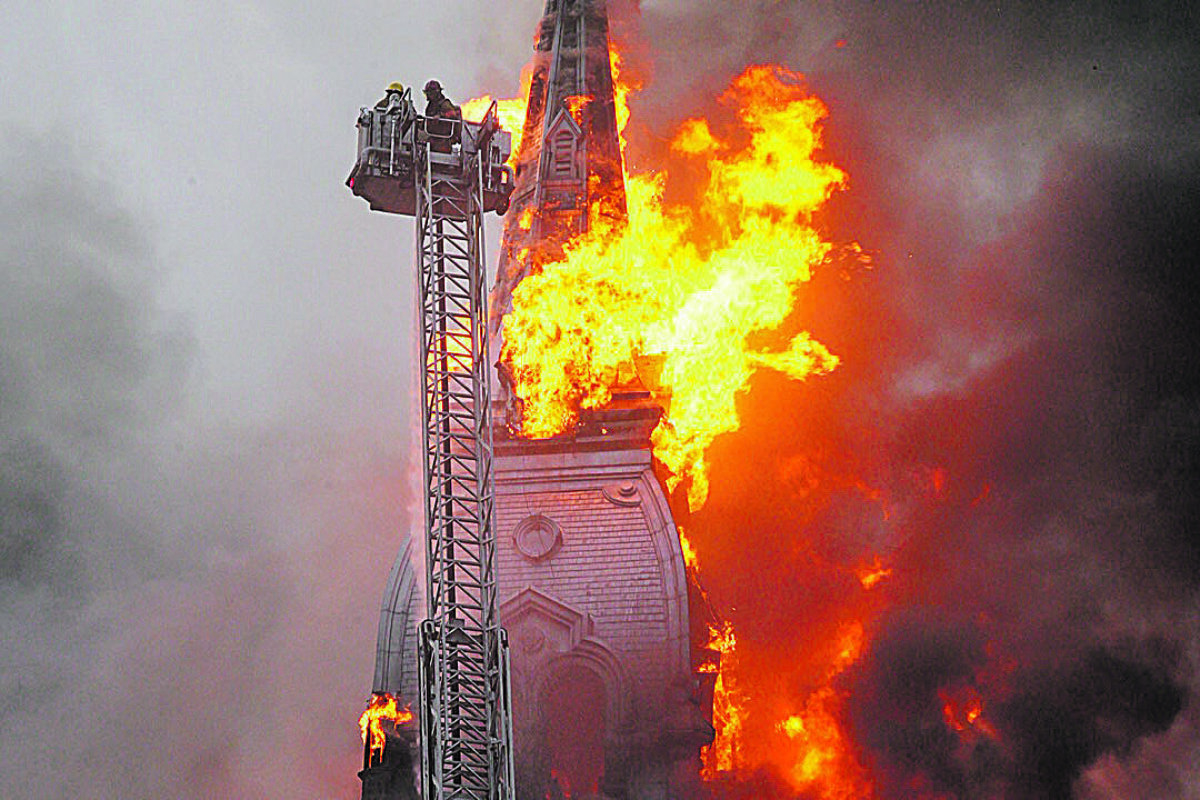 Les flammes ont été sans pitié pour le clocher qui n’a pas résisté très longtemps. Photo Adam Bolestridge | Le Courrier ©