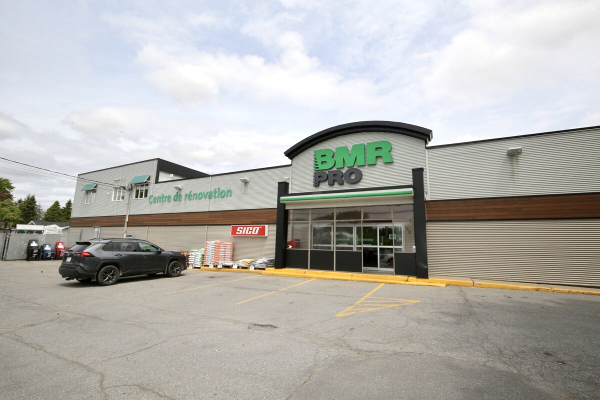 Le comptoir de Postes Canada situé à l’intérieur du magasin BMR PRO de Sainte-Hélène-de-Bagot est le seul dans la petite municipalité. Photo Robert Gosselin | Le Courrier ©