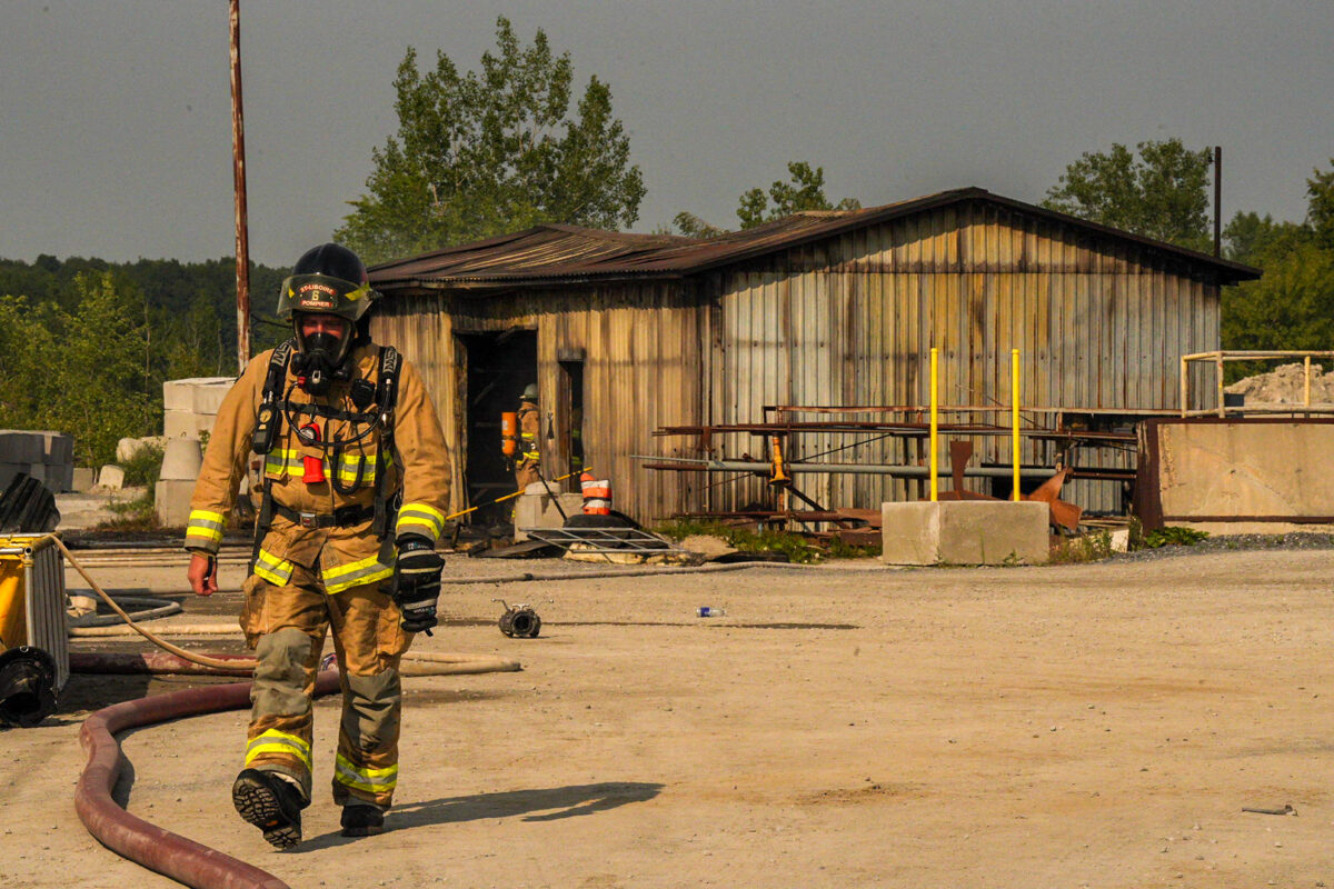 Un vieil entrepôt des Carrières de Saint-Dominique a été la proie d’un incendie le 12 juillet. Photo Adam Bolestridge | Le Courrier ©