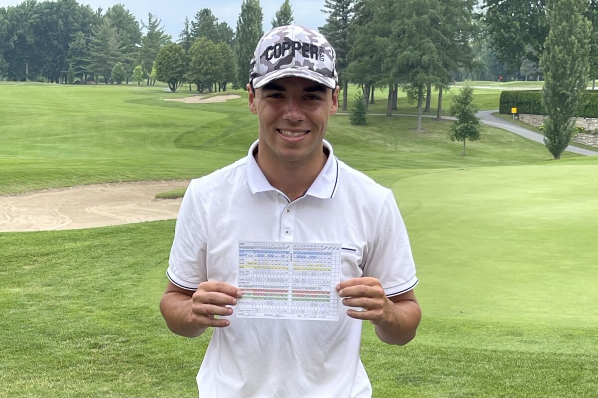 Cameron Robitaille affiche fièrement le résultat de sa ronde record au Club de golf Saint-Hyacinthe. Photo gracieuseté