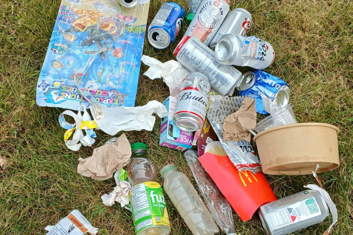 La récolte de déchets après une simple petite promenade de quelques minutes près de la rue Blanchet le 3 août au matin. Photo gracieuseté��