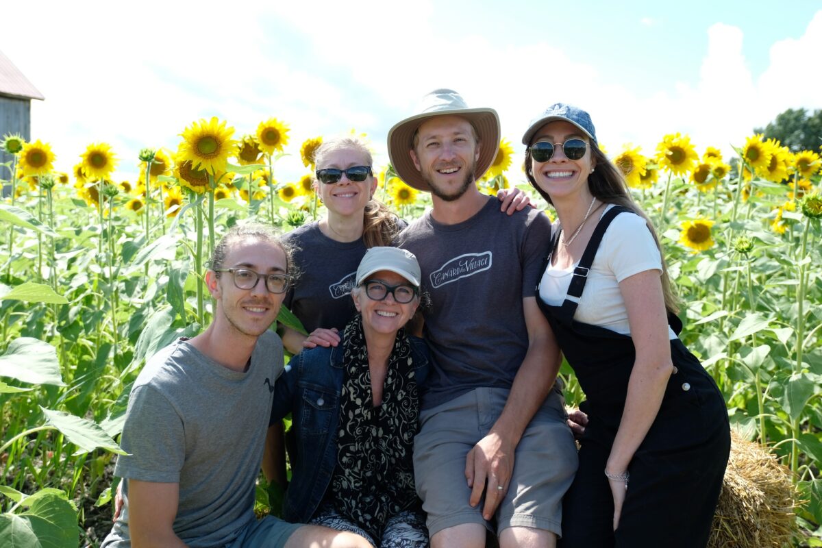 Antoine Beauchemin, Elise Beauchemin, Jocelyne Ravenelle, Gabriel Beauchemin et Marie Beauchemin vous convient à admirer leurs tournesols les 9 et 10 août chez Canards du Village à Saint-Pie. Photo gracieuseté