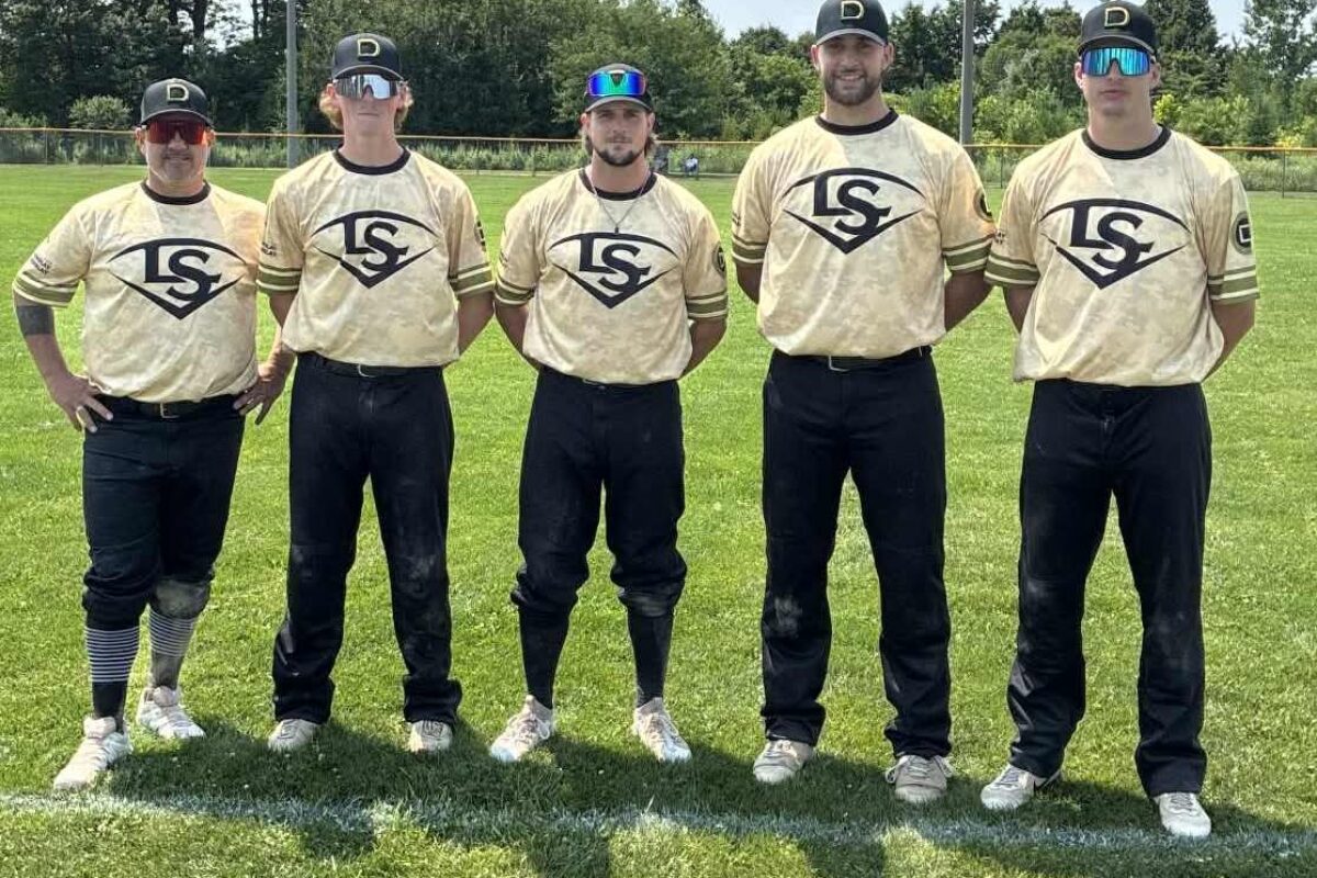 Les Maskoutains Olivier Blier, William Michon, Louis-Éric Poudrette, Cédric Desnoyers et Vincent Fournier ont mis la main sur la médaille d’or au championnat canadien de balle lente senior avec leur équipe. Photo gracieuseté