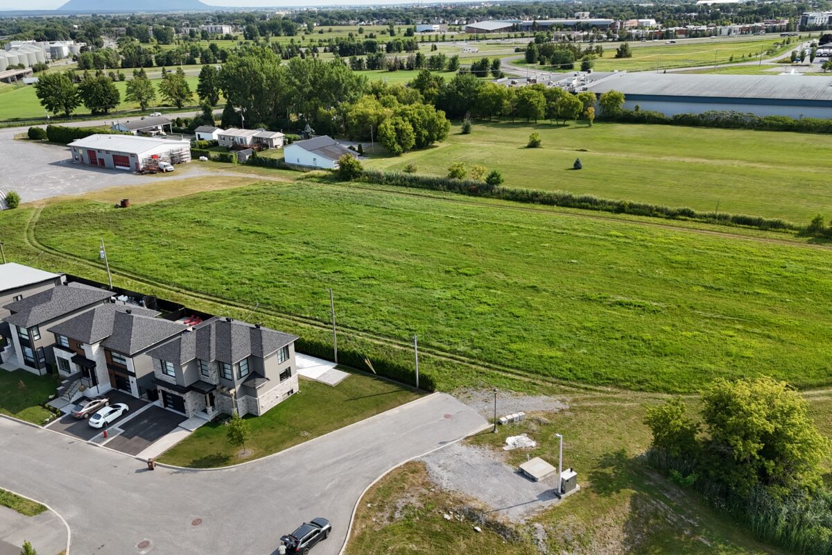 Les phases 2 et 3 du projet immobilier Rapide-Plat se réaliseront entre la rue Joseph-Bistodeau et l’usine Jefo à Saint-Hyacinthe. Photo Robert Gosselin | Le Courrier ©