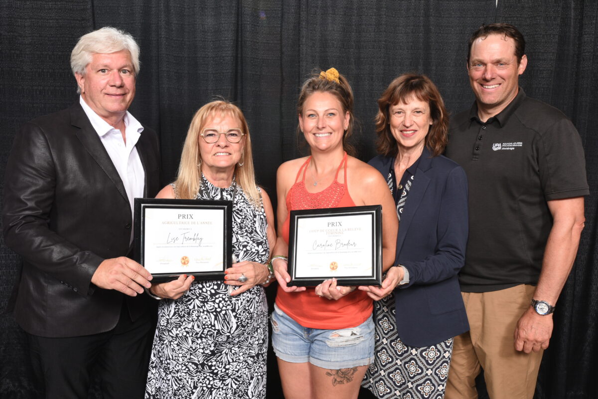 André Beaudet, président de la vie associative et membre du conseil d’administration de la Société d’agriculture de Rouville; Lise Tremblay, lauréate du prix Agricultrice de l’année 2025 – Montérégie Est, Caroline Brodeur, lauréate du prix Coup de cœur Relève féminine 2025 – Montérégie Est, Michèle Laberge, présidente des Agricultrices de la Montérégie Est, et Julien Pagé, 1er vice-président de la Fédération de l’UPA de la Montérégie. Photo gracieuseté