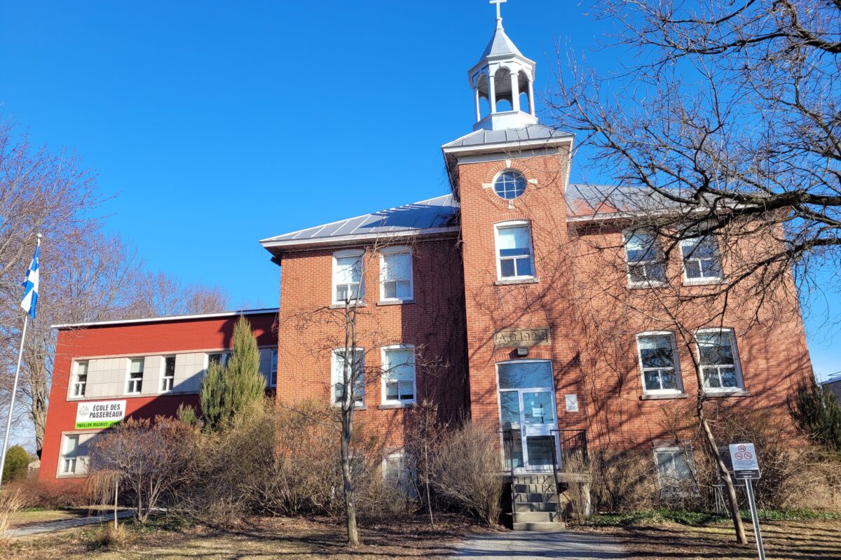 L’immeuble Maurice-Jodoin de l’école des Passereaux sera démoli au terme de la construction d’une toute nouvelle école primaire de 28 classes qui verra le jour sur le terrain adjacent abritant actuellement l’église et le presbytère Saint-Joseph. Photo Annie Blanchette | Le Courrier ©