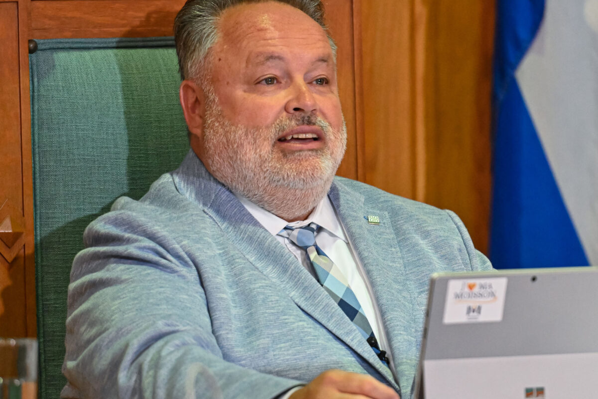 À la séance du conseil du 4 août, le maire de Saint-Hyacinthe, André Beauregard, a tenu à revenir sur la sortie publique du conseiller municipal David Bousquet concernant le partenariat avec l’entreprise Jefo pour la construction d’un parc et d’un terrain de baseball. Photo François Larivière | Le Courrier ©