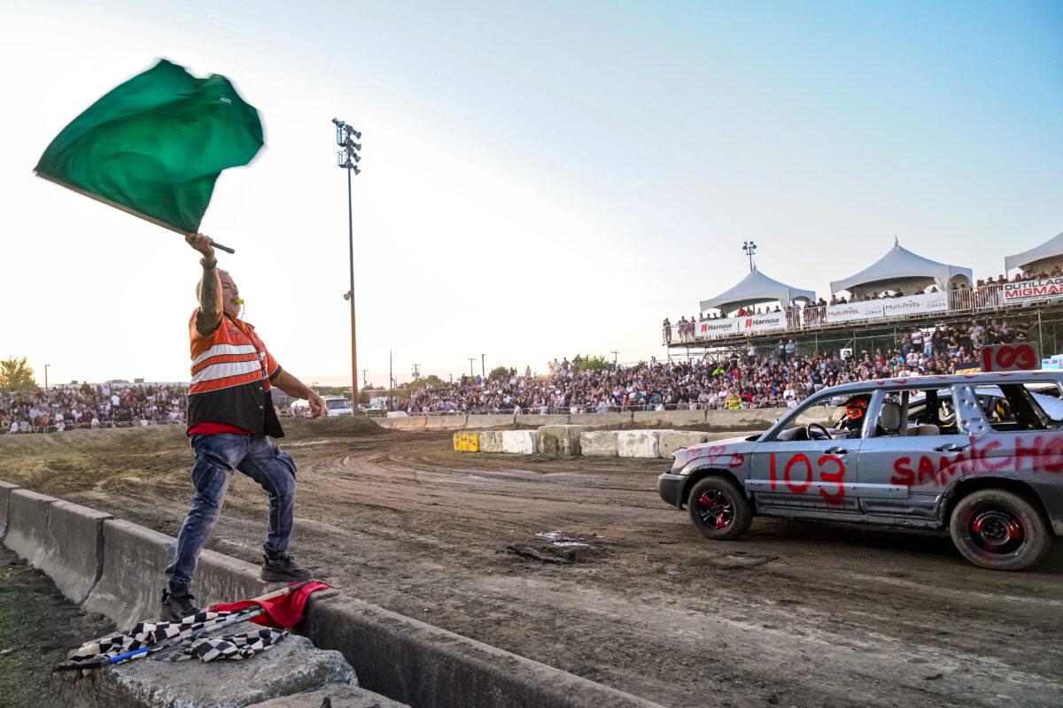 Pendant les trois dernières soirées de l’Expo agricole, le traditionnel derby de démolition a attiré de nombreux spectateurs, petits et grands, en quête de sensations fortes. Photo François Larivière | Le Courrier ©