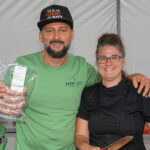Le chef Félipé St-Laurent, ambassadeur de l’événement, a animé de nombreux ateliers culinaires, tout comme la chef maskoutaine Véronique Prévost avec qui il prend la pose.