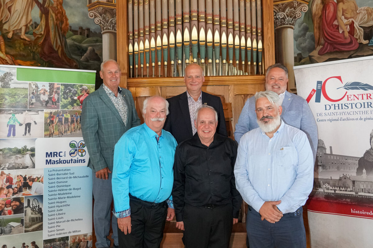 Sur la photo, on aperçoit à l’avant le vice-président du Centre d’histoire de Saint-Hyacinthe, Bertrand Bergeron, l’organiste et directeur artistique de Casavant Frères, Jacquelin Rochette, et le conseiller en aménagement du territoire et au patrimoine de la MRC des Maskoutains, Robert Mayrand. À l’arrière, le maire de Saint-Pie, Mario St-Pierre, le préfet de la MRC des Maskoutains et maire de Saint-Simon, Simon Giard, ainsi que le maire de Saint-Hyacinthe, André Beauregard. Photo François Larivière | Le Courrier ©