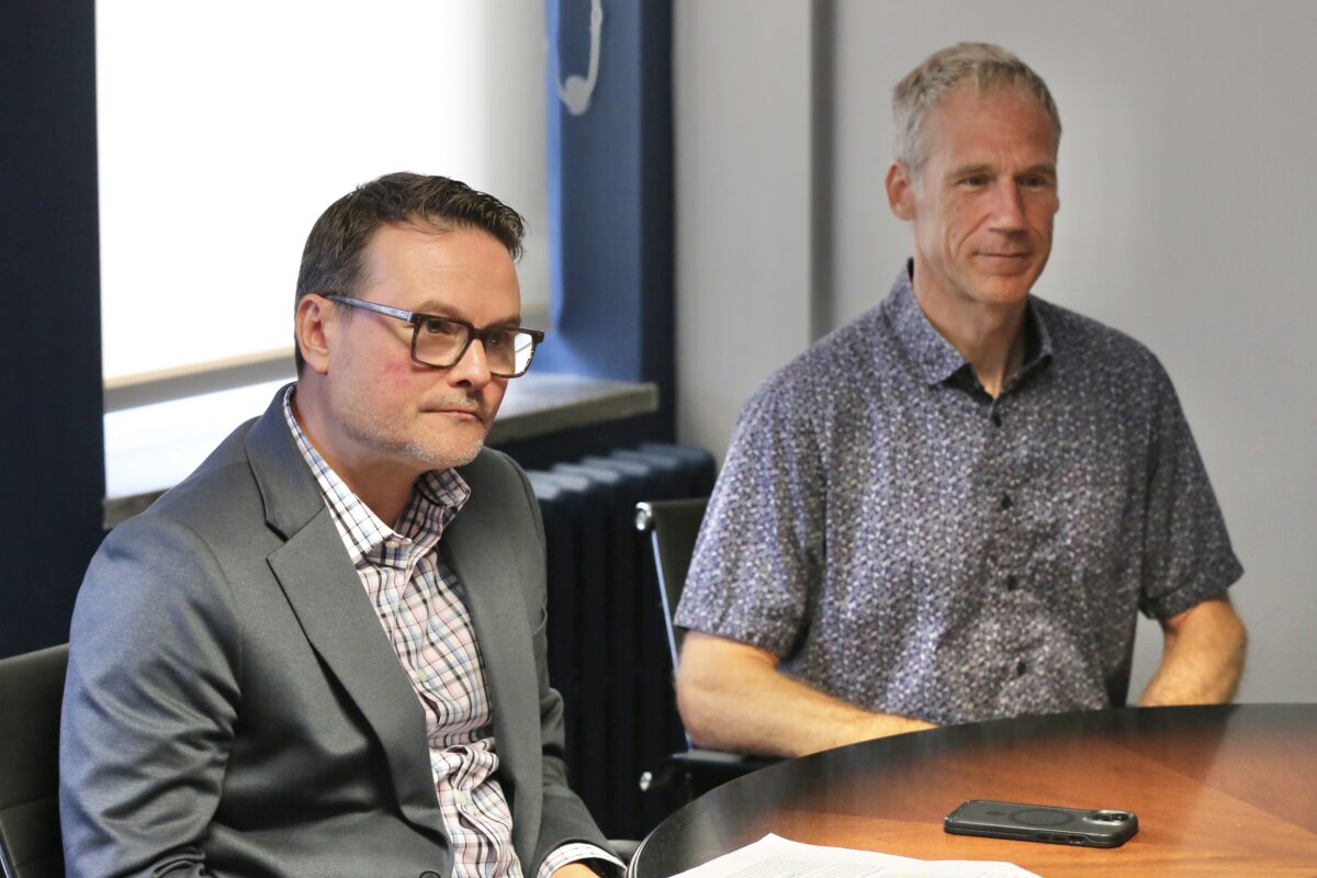 Le directeur général par intérim du CSSSH, Patrice Brisebois, et le directeur des ressources matérielles, Jean-François Soumis. Photo Robert Gosselin | Le Courrier ©