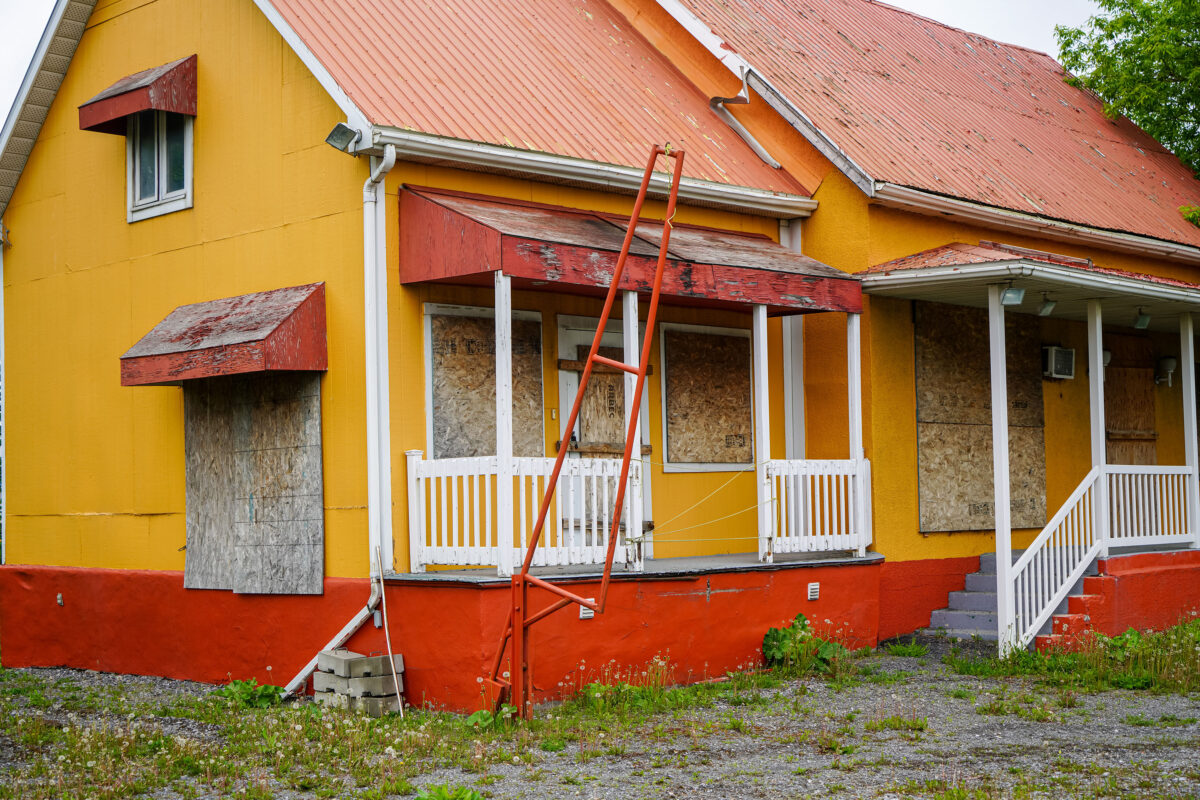 Les bâtiments vacants sur le territoire de Saint-Hyacinthe doivent désormais être barricadés et surveillés. Photo François Larivière | Le Courrier ©