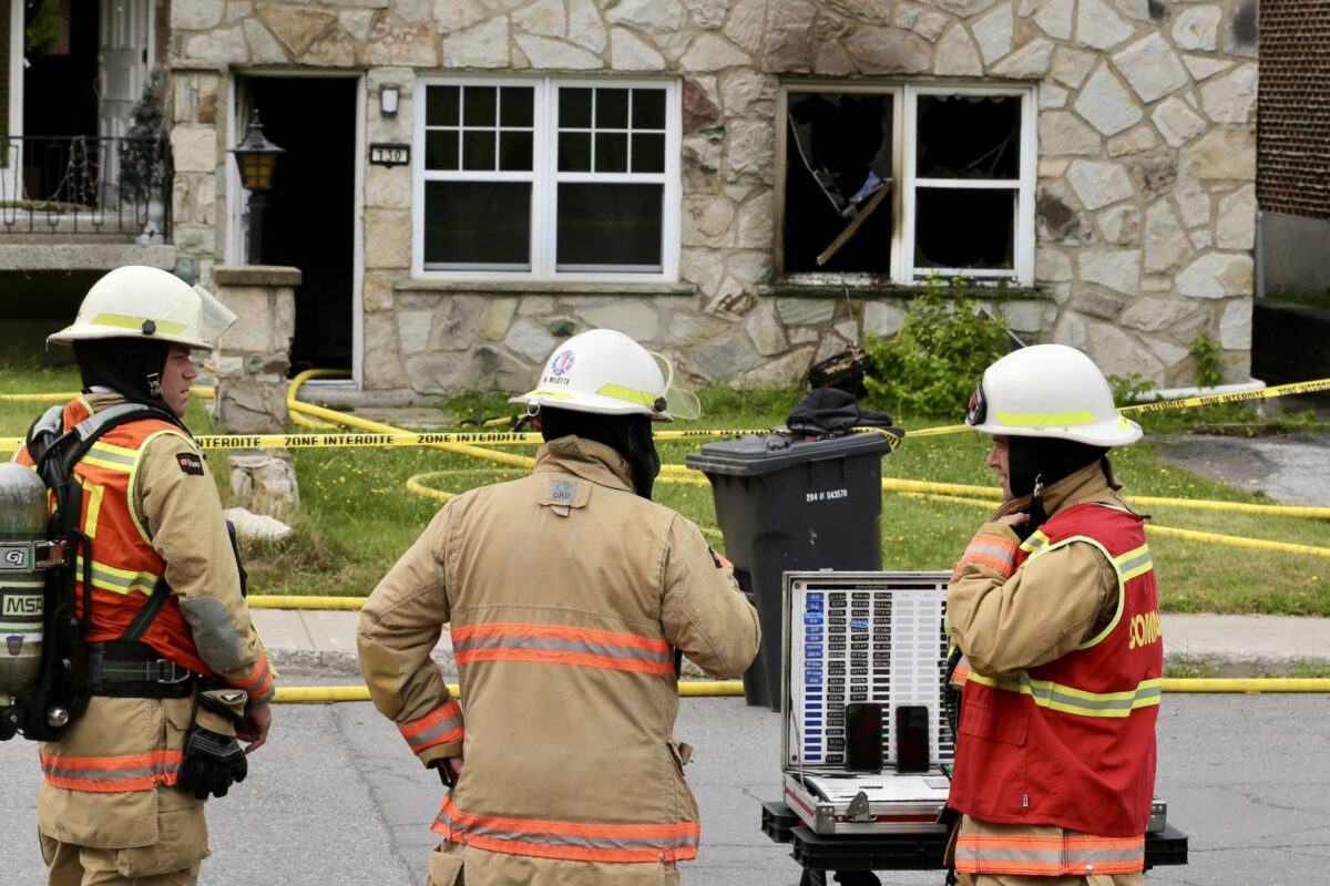 Un problème électrique avec un appareil de climatisation a mis le feu à une pièce d’une résidence de la rue Brouillette à Saint-Hyacinthe, le 4 août. Photo Robert Gosselin | Le Courrier ©