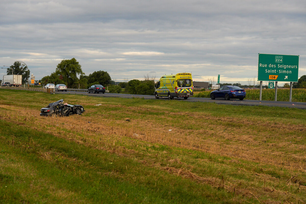 Une collision entre une voiture et un poids lourd a fait un mort et trois blessés sur l’autoroute 20 est à Saint-Hyacinthe, le 26 août au matin. Photo Adam Bolestridge | Le Courrier ©