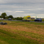 Une collision entre une voiture et un poids lourd a fait un mort et trois blessés sur l’autoroute 20 est à Saint-Hyacinthe, le 26 août au matin. Photo Adam Bolestridge | Le Courrier ©