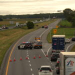 L’autoroute 20 a été fermée en direction est, à la hauteur du kilomètre 138, pendant une bonne partie de la journée du 26 août, occasionnant des maux de tête pour les automobilistes dans le secteur. Photo Adam Bolestridge | Le Courrier ©