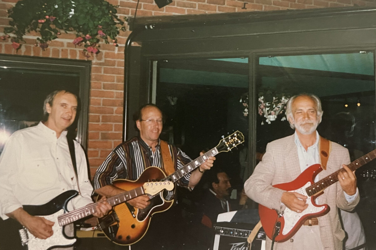 Guy Labossière, à droite, ne s’est jamais lassé de jouer de la guitare avec ses deux grands amis de toujours, Raymond Campbell et Paul Miron. Photo gracieuseté