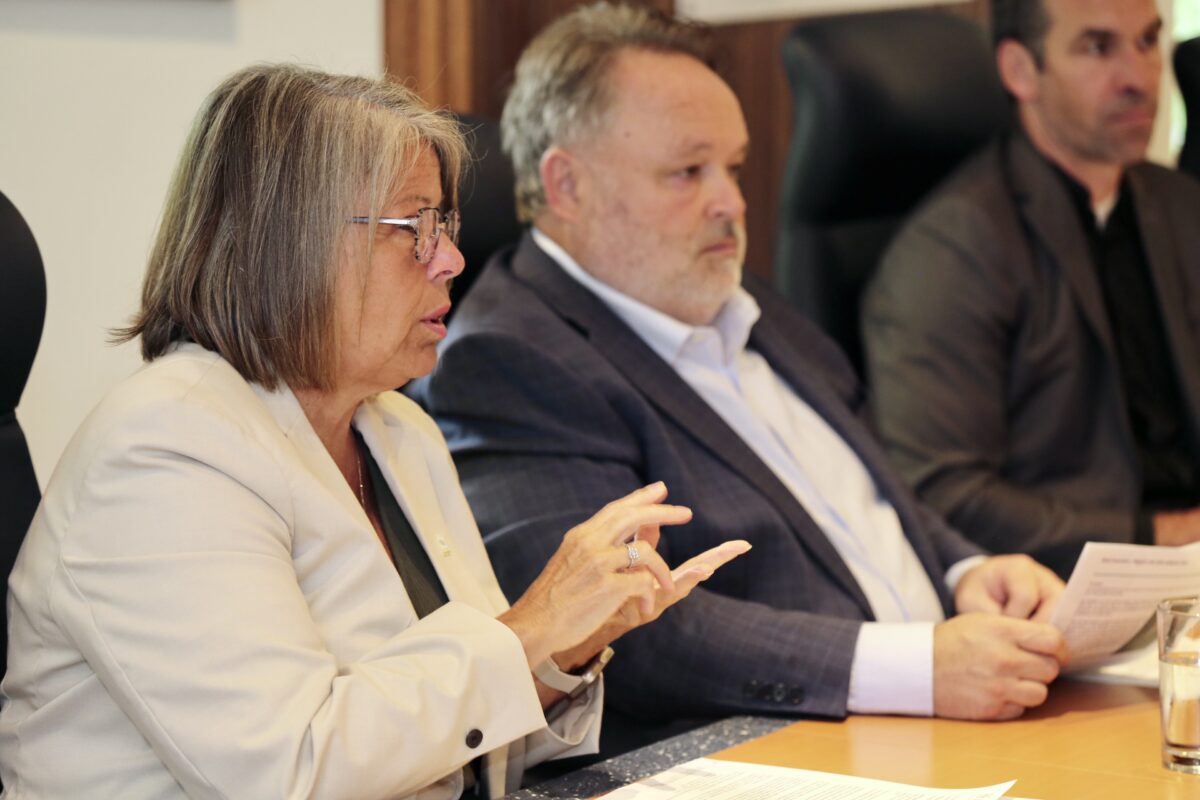 La directrice générale de la Ville de Saint-Hyacinthe, Chantal Frigon, le maire, André Beauregard, et le directeur des finances et trésorier, Stéphane Labrie. Photo Robert Gosselin | Le Courrier ©