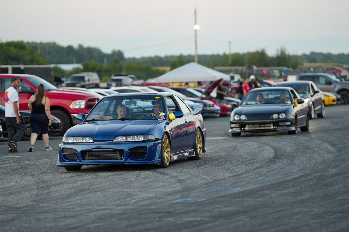 Des centaines d’amateurs de course ont afflué vers Sanair, le 22 août en soirée, une semaine après le décès de Sébastien Hamel lors d’essais libres en voiture. Photo Adam Bolestridge | Le Courrier ©