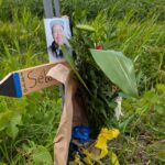 Une croix commémorative a été installée sur le Petit rang Saint-François, près du lieu de l’accident. Photo Adam Bolestridge | Le Courrier ©