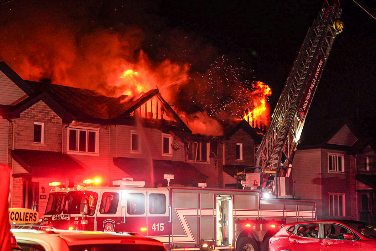 Une maison en rangée de quatre unités de l’avenue Sainte-Cécile à Saint-Pie a été ravagée par les flammes dans la nuit du 22 août, laissant une vingtaine de résidents à la rue. Photo Adam Bolestridge | Le Courrier ©