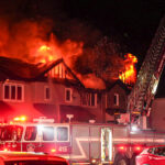 Une maison en rangée de quatre unités de l’avenue Sainte-Cécile à Saint-Pie a été ravagée par les flammes dans la nuit du 22 août, laissant une vingtaine de résidents à la rue. Photo Adam Bolestridge | Le Courrier ©
