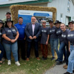 Des membres du comité organisateur des Portes ouvertes Mangeons local à la Ferme-école
Maskita de l’ITAQ, le 7 septembre, entourent le maire de Saint-Hyacinthe, André
Beauregard. Photo gracieuseté