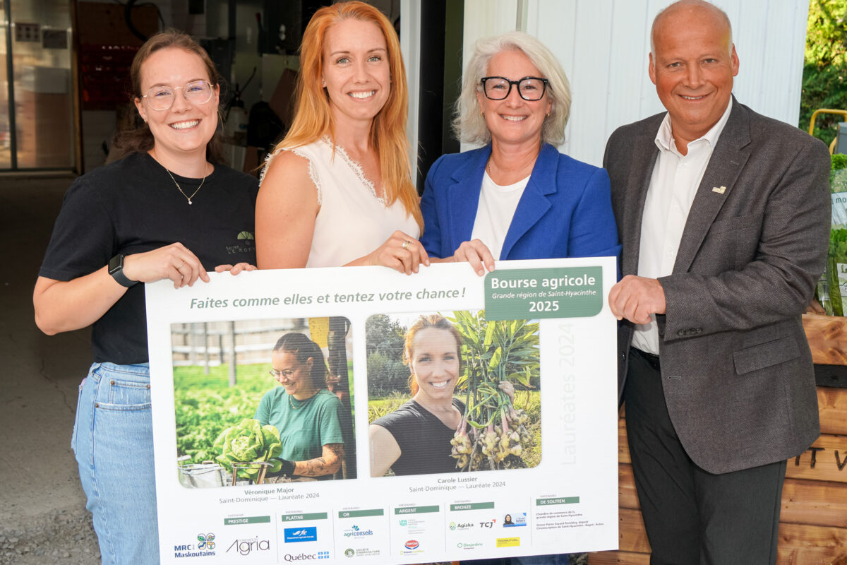 Véronique Major et Carole Lussier, récipiendaires en 2024, Maryse Labbé, administratrice de la Fondation Agria et Simon Giard, préfet de la MRC des Maskoutains. Photo François Larivière | Le Courrier ©