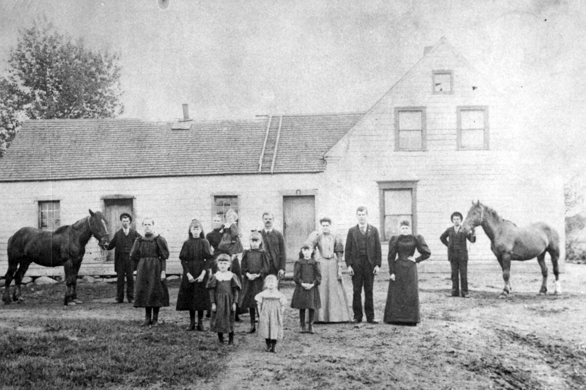 La famille d’Augustin Collette à Britannia Mills en 1895. Photo Centre d’histoire de Saint-Hyacinthe, fonds CH406