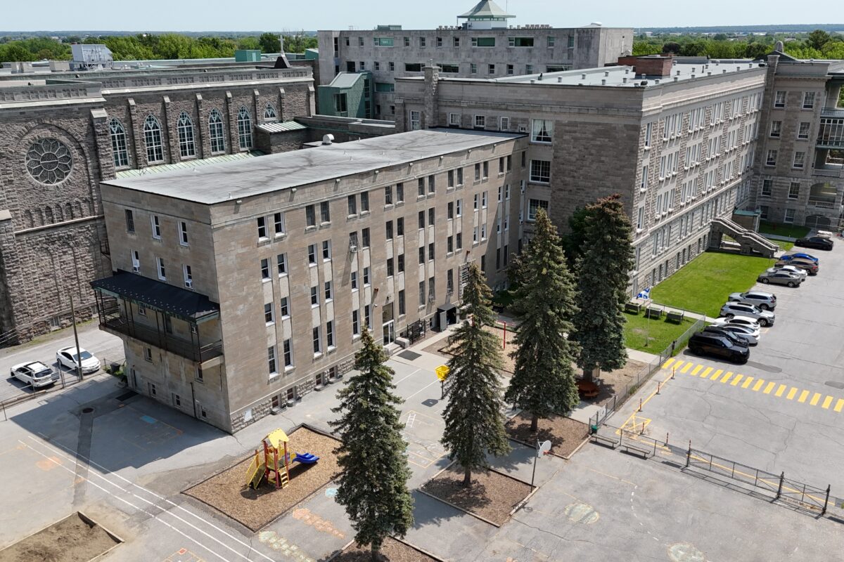 Le bâtiment abritant La Petite Académie (à l’avant-plan) sera transformé en résidence pour religieux retraités. Photo Robert Gosselin| Le Courrier ©
