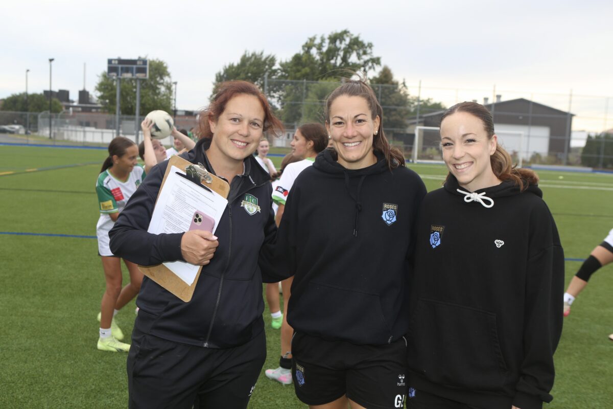 Les Maskoutaines Gabrielle Lambert (au centre) et Mégane Sauvé (à droite) ont rendu visite à des joueuses du FC Saint-Hyacinthe le 19 août dans le cadre d’une séance d’entraînement. Photo Robert Gosselin | Le Courrier ©