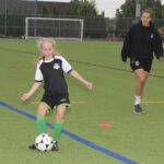 Gabrielle Lambert aux côtés d’une jeune joueuse du FC Saint-Hyacinthe. Photo Robert Gosselin | Le Courrier ©