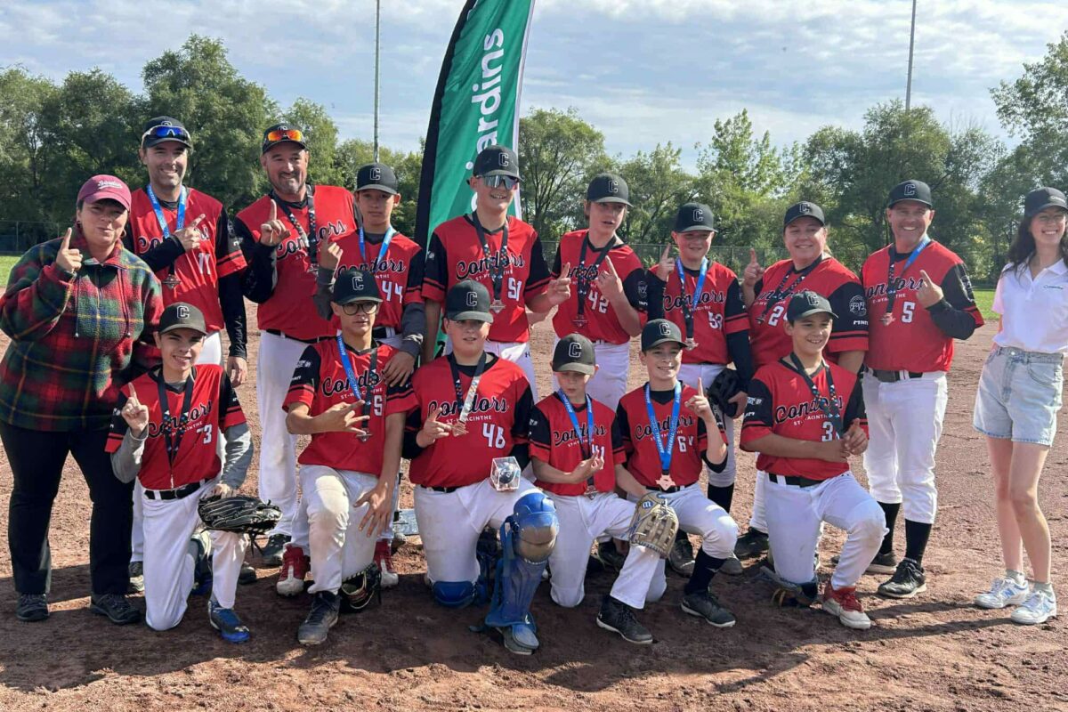 Les Condors Rouges 1 de Saint-Hyacinthe qui évoluent dans la classe 13U B ont conclu leur saison de rêve en force en étant médaillés d’or aux championnats régionaux et médaillés de bronze aux super-régionaux. Après avoir terminé au 1er rang de sa division au sein de la Ligue de baseball de la Vallée-du-Richelieu en saison régulière avec une fiche de 15 victoires, 3 défaites et 1 match nul, la formation maskoutaine a fait son chemin jusqu’à la finale du championnat régional où elle a vaincu les Braves Rouges de Belœil au compte de 10 à 5. Avec cette consécration, les Condors Rouges 1 se sont qualifiés pour les super-régionaux, qui avaient lieu à Verdun du 5 au 7 septembre. Ils ont dû s’avouer vaincus 4 à 3 à leur premier match, mais ils ont enchaîné trois victoires par la suite, dont une de 5 à 2 contre les White Sox de Laval Est en petite finale, pour mettre la main sur la médaille de bronze.